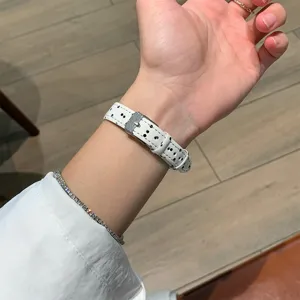 Wit lederen horlogebandje met stippen geschikt voor smartwatch modellen, stijlvol en comfortabel.