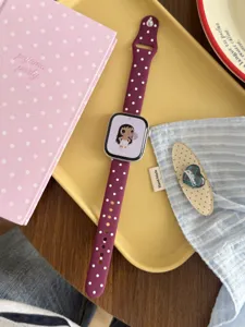 Correa de reloj deportiva de silicona con lunares morados compatible con Apple Watch.