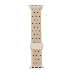 Beiges Nylon-Uhrenarmband mit schwarzen Sternen und Metallschieber, Detailansicht.