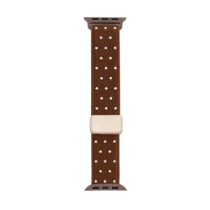 Braunes Nylon-Uhrenarmband im Detail mit weißen Sternen und Metallschnalle als Ersatz.