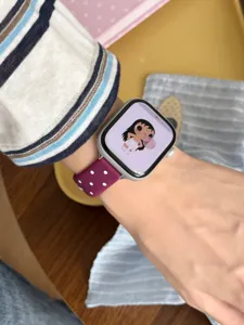 Detalle de correa de reloj de silicona con lunares compatible con Apple Watch.