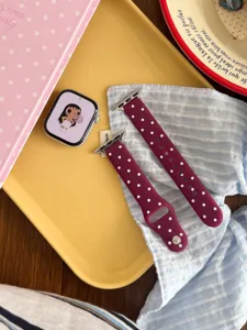 Correa de reloj deportiva de silicona con lunares morados y finos detalles blancos.