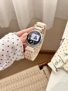 Nylon Uhrenarmband mit Sternenmuster kompatibel mit Smartwatches, stilvolles beigefarbenes Design.