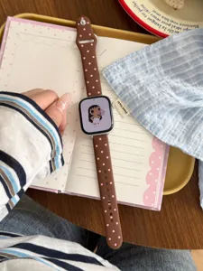 Correa de reloj de silicona marrón con lunares rosados compatible con pulsera Apple Watch.