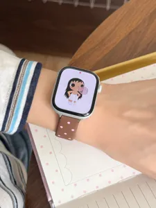 Correa de reloj de silicona con lunares marrones, vista detallada para Apple Watch.