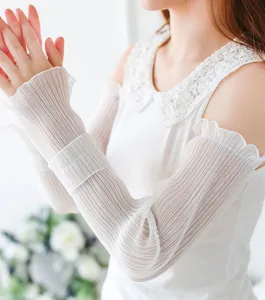 Vue détaillée de manches de protection solaire plissées blanches, maille aérée.