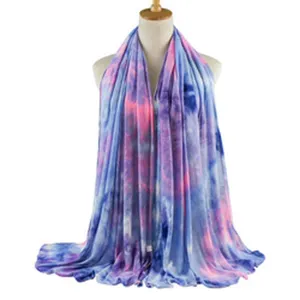 Gros plan détaillé du foulard coloré tie-dye montrant une texture dégradée et un beau tombé.