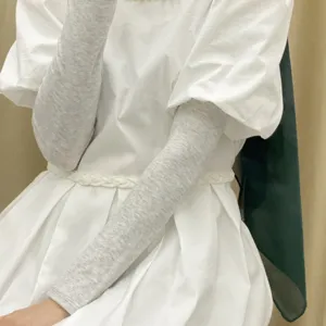 Vue détaillée des manches grises en coton modal pour femmes, tissu doux et coupe confortable.