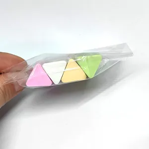 Set de goma de borrar triangular colorida en bolsa transparente, papelería escolar.