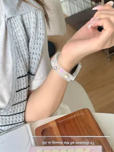 Détail de bracelet de montre en silicone transparent, motif animal mignon au poignet.