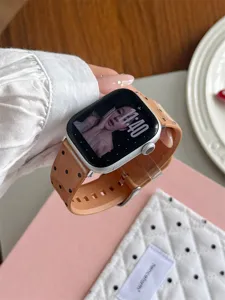 Primo piano dettagliato di un cinturino per orologio in silicone TPU a pois compatibile.