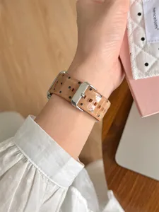 Primo piano dettagliato del cinturino per orologio in silicone TPU a pois con fibbia.