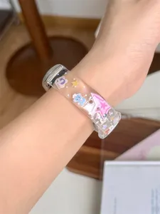 Gros plan d'un bracelet de montre intelligente en silicone transparent aux motifs mignons.