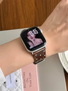 Cinturino per orologio in silicone TPU a pois marroni, dettaglio ravvicinato del design elegante.