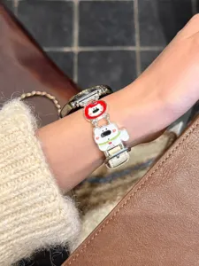 Detailansicht des Lederarmbands mit süßem weißen Cartoon-Bären-Anhänger für Smartwatches.