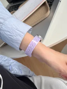 Λεπτομέρεια λουρακιού ρολογιού σιλικόνης σε μωβ με μοτίβο αστέρια και μεταλλικό κούμπωμα.