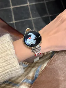 Detailansicht des echten Lederarmbands mit einem süßen Welpen-Metallanhänger am Handgelenk.