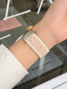 Nylon gevlochten horlogeband met schattige berenhanger compatibel met Apple Watch stijl.
