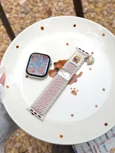 Nylon gevlochten horlogeband met schattige berenhanger voor Apple Watch, roze wit design.