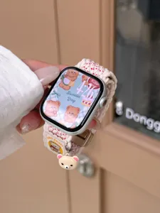 Nylon gevlochten Apple Watch bandje met schattige berenhanger, comfortabel dagelijks accessoire.