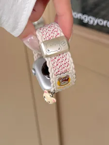 Nylon gevlochten horlogeband voor Apple Watch met schattige berenbedel en magnetische gesp.
