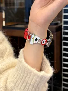Nahaufnahme eines Lederarmbands mit einem süßen Welpen-Cartoon-Anhänger für Huawei Uhren.