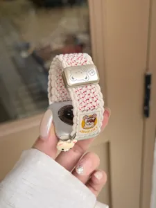 Gevlochten nylon horlogeband met schattige berenhanger en magnetische gesp voor smartwatch.