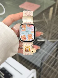 Nylon gevlochten Apple Watch bandje met schattige berenhanger en stijlvol ontwerp.