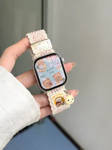Nylon gevlochten horlogeband met schattige berenhanger en geborduurde patch voor dagelijks gebruik.