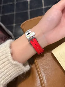 Rotes Lederarmband mit süßem Metall-Hund-Anhänger Detail, stilvolles Ersatzarmband.