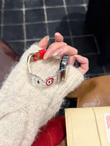 Leder Uhrenarmband mit süßen Hund Anhängern dekoratives Zubehör für Smartwatch Ersatzband