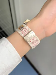 Gedetailleerd overzicht van geweven nylon horlogeband met berenbedel en magnetische gesp.