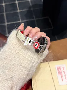 Detailansicht des Lederarmbands mit einem süßen Hundemotiv, ideal für den täglichen Gebrauch.