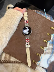 Detailansicht des Lederarmbands mit süßen Hundemetallanhängern für Smartwatch Accessoire.