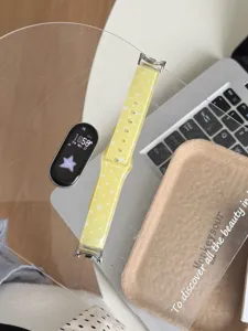 Κίτρινο λουράκι σιλικόνης για smartwatch με μοτίβο λευκά αστέρια, ιδανικό αξεσουάρ.