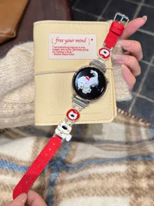 Rotes Lederarmband Detail mit süßen Hundehängern, perfekt für Huawei Smartwatches geeignet.