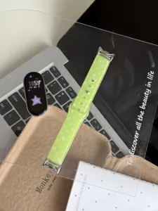 Λουράκι ρολογιού σιλικόνης συμβατό με Apple Watch, με χαριτωμένο σχέδιο με πράσινα αστέρια.