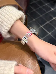 Niedliches welpen charm leder uhrenarmband kompatibel mit smartwatches, stilvolles accessoire.