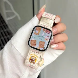 Nylon geweven horlogeband compatible met Apple Watch, met schattige berenbedel en geweven label.