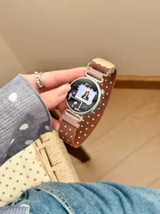 Nylon Sternen Polka Dot Uhrenarmband Detailaufnahme, weiche Textur und Metall Schnalle.