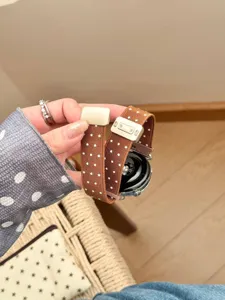 Nahaufnahme Detail der Nylon Sternen Polka Dot Uhrenarmband Rückseite und weiche Textur.