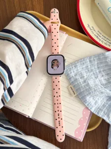 Primer plano detallado de la correa de smartwatch de silicona con lunares y fondo.