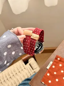 Nylon Sternen Pünktchen Uhrenarmband kompatibel mit Smartwatch, rotes weisses Design.