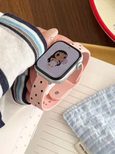 Correa de reloj de silicona con lunares rosas para smartwatch deportiva comoda y suave diaria.