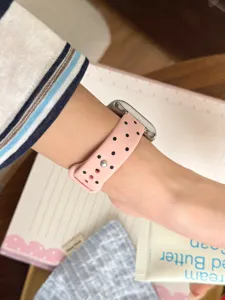 Correa de reloj deportiva de silicona con lunares rosas compatible con Apple Watch, detalle cómodo.