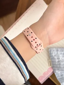 Encantadora correa de reloj de silicona rosa con lunares negros, accesorio diario cómodo.