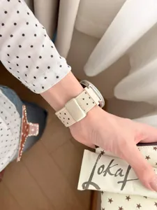 Nylon Stern Uhrenarmband Detailansicht, kompatibel mit Smartwatch, beiges Design mit Sternen.