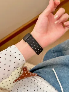 Nylon Sternen Uhrenarmband Detailansicht, elastisches Armband mit weissen Sternen für Smartwatches.