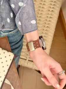 Nahaufnahme des braunen Nylon-Uhrarmbands mit Sternenmustern und stabilen Metallbeschlägen.