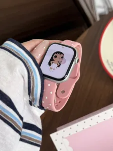 Correa de silicona con lunares rosas para smartwatch, suave y duradera de repuesto.